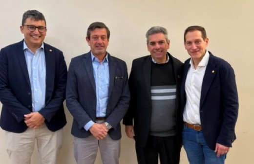 Un acuerdo entre profesionales y universidad acerca una carrera necesaria a miles de jóvenes